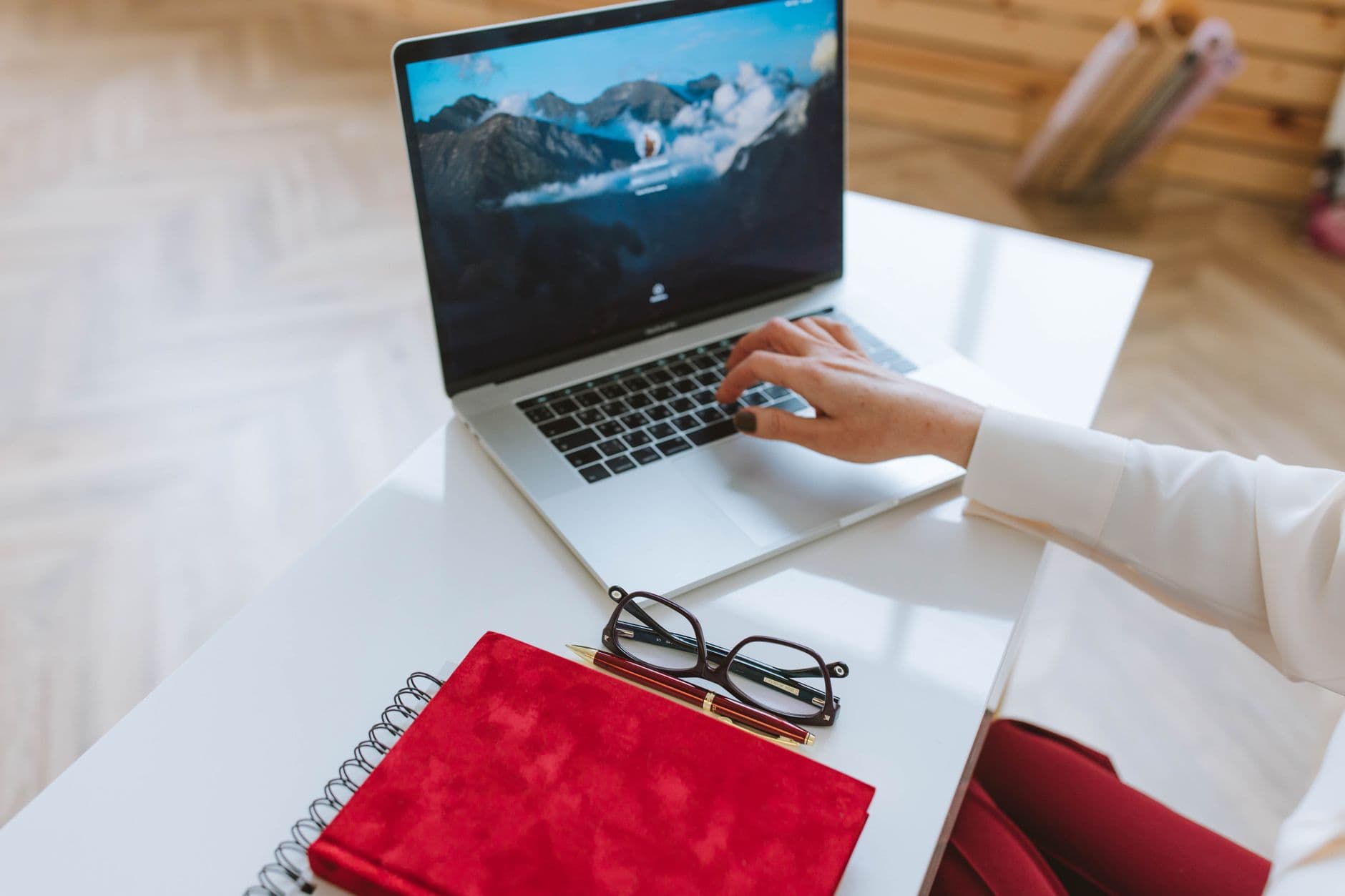 Laptop y cuaderno sobre un escritorio de trabajo, sin información personal visible