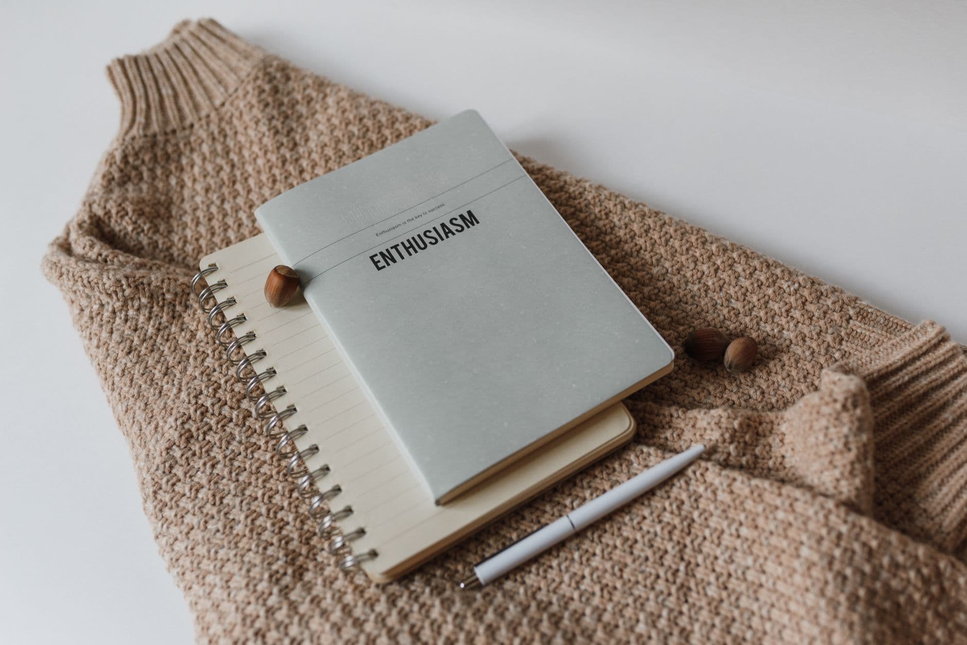 Cuaderno y bolígrafo preparados para anotar una lista de revisión