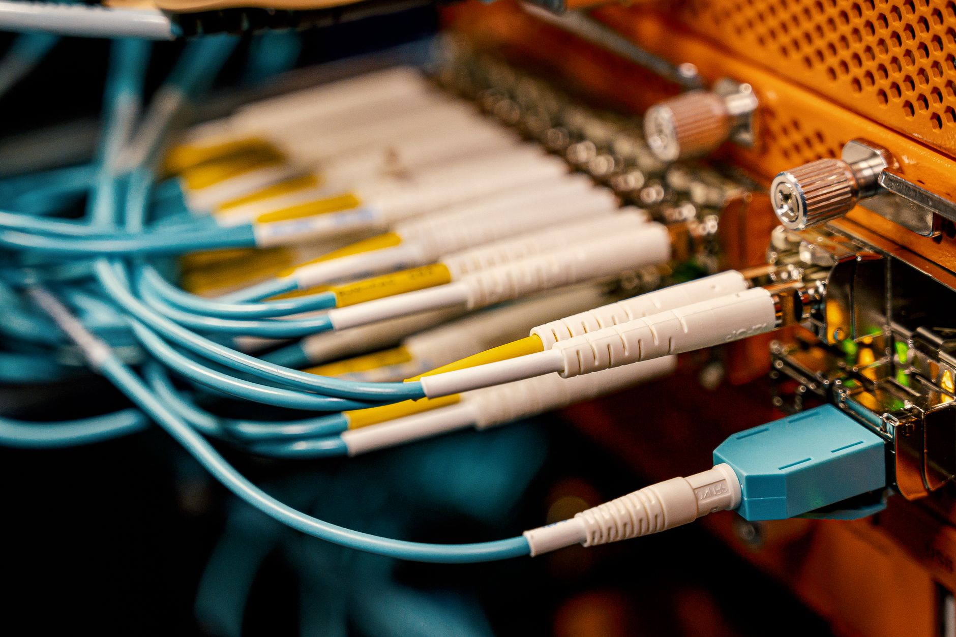 Cables y conectores de una infraestructura de red, imagen ilustrativa para estudiar conceptos cloud