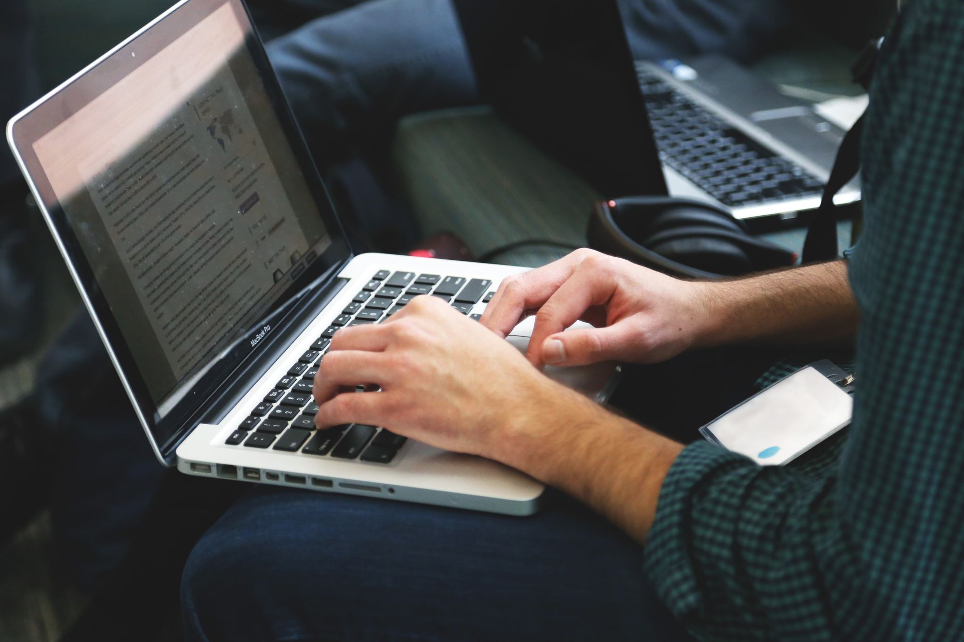 Persona dibujando un flujo de pantallas y datos antes de construir una app no-code