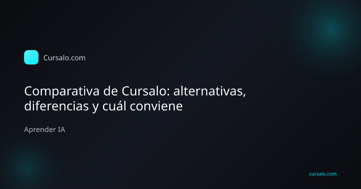 Persona comparando una clase online en un escritorio de estudio